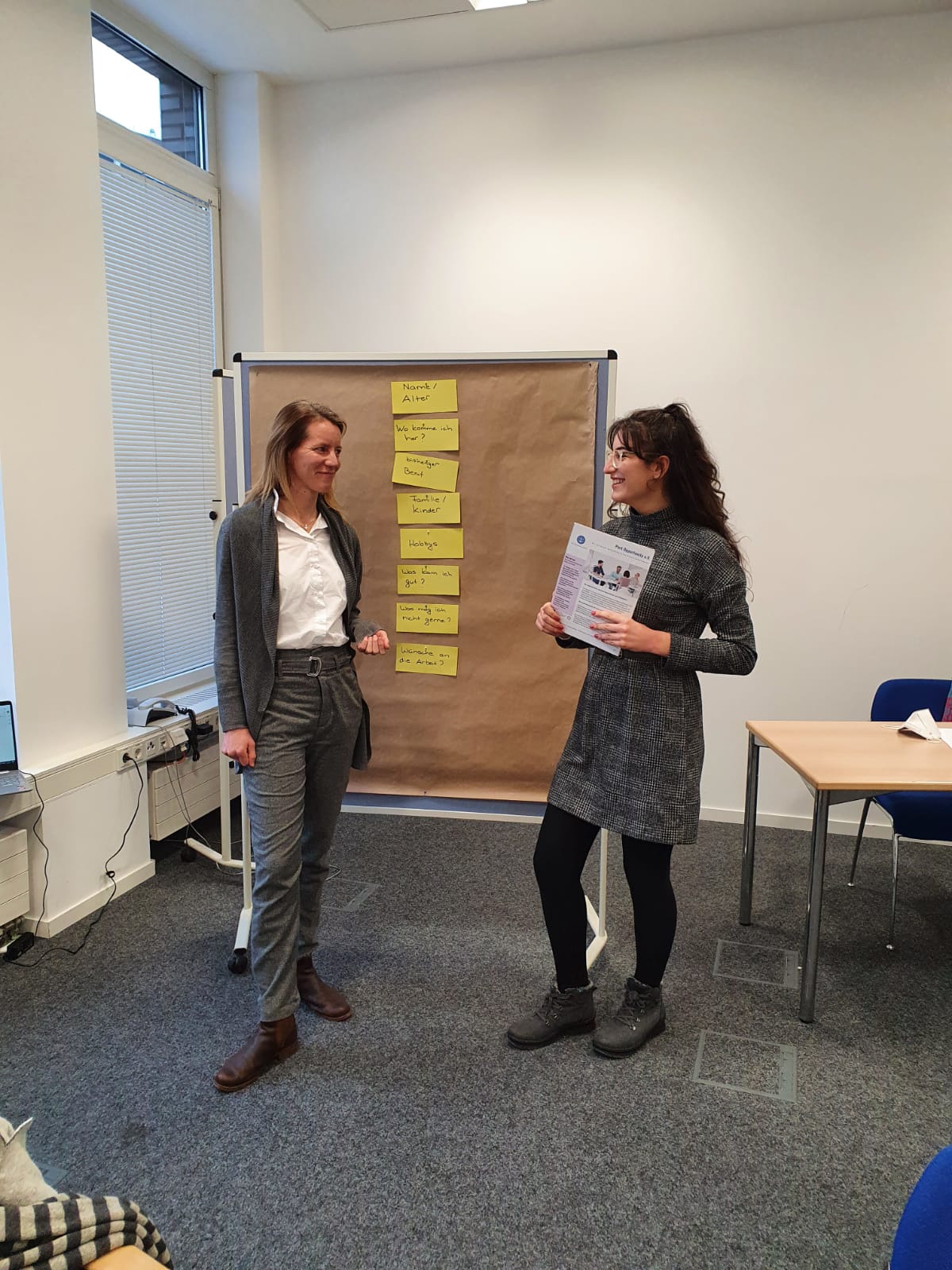 Christina und Knarik bei der Vorstellungsrunde am Informationstag zu einer Stellenausschreibung für Geflüchtete. 